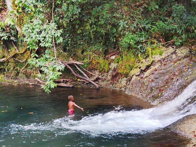 Keseruan Anak Anak Kp. Sesor menikmati Air Terjun, TMMD Ke-129 Buka Akses Wisata, Tangga Menuju Air Terjun Kini Lebih Nyaman Dilalui