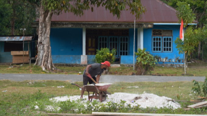 Semangat Tak Kenal Lelah, Satgas TMMD Ke-129 Tuntaskan Finishing Pembersihan Lingkungan Kampung Sesor