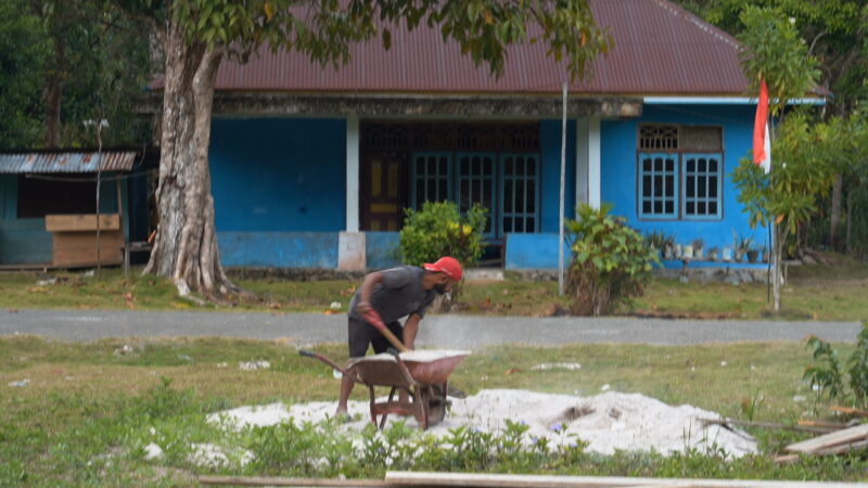 Semangat Tak Kenal Lelah, Satgas TMMD Ke-129 Tuntaskan Finishing Pembersihan Lingkungan Kampung Sesor