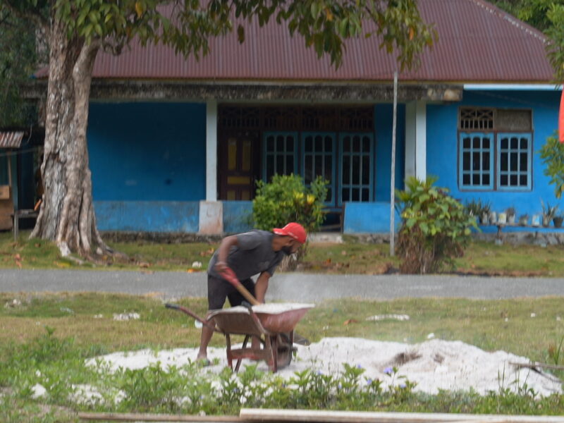 Semangat Tak Kenal Lelah, Satgas TMMD Ke-129 Tuntaskan Finishing Pembersihan Lingkungan Kampung Sesor