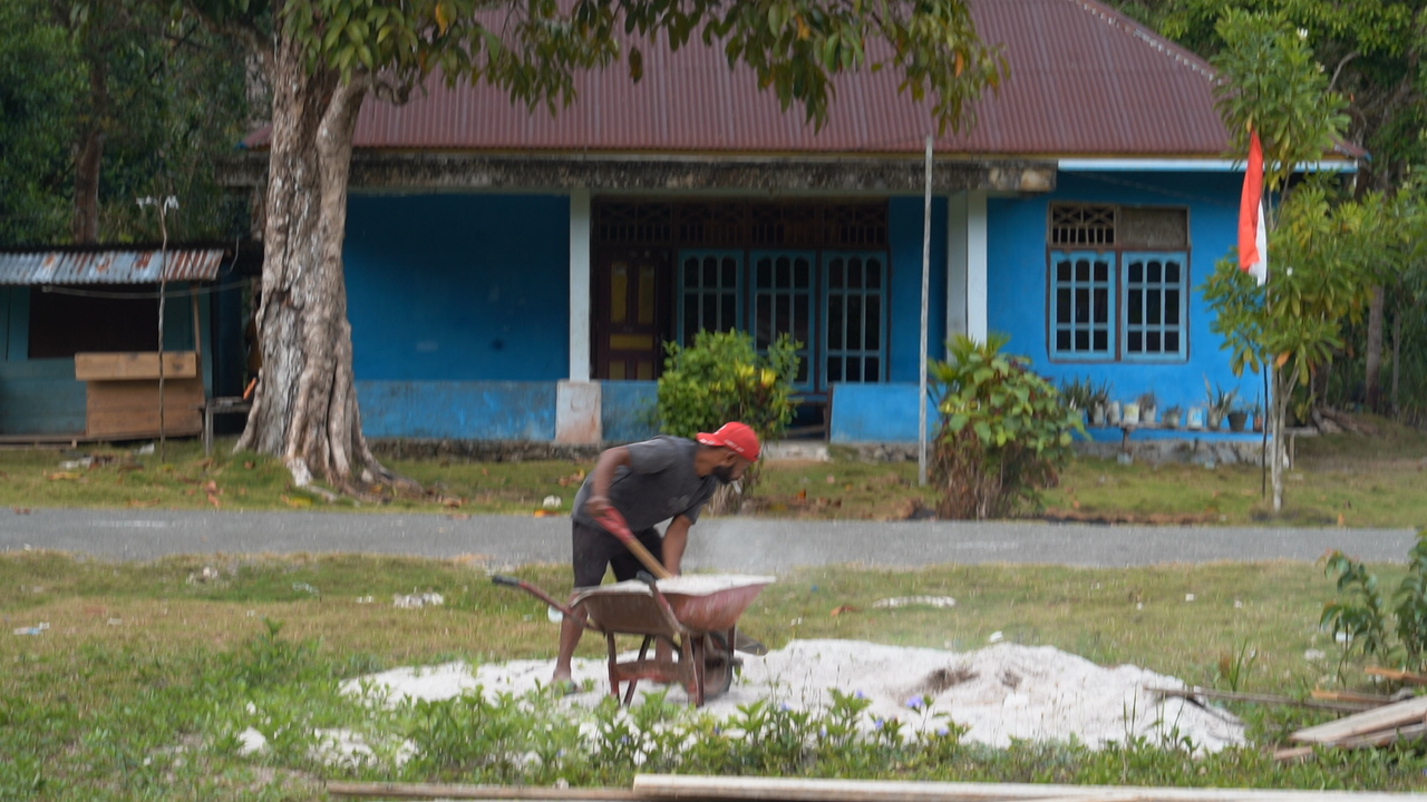 Semangat Tak Kenal Lelah, Satgas TMMD Ke-129 Tuntaskan Finishing Pembersihan Lingkungan Kampung Sesor