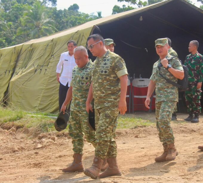 Wapang TNI Tinjau Karya Bakti, Pembangunan KDKMP dan Yonif TP 842/Badak Sakti di Pandeglang