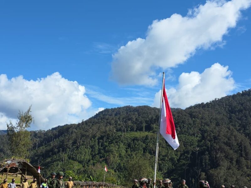 Menembus Keterisolasian Ugimba: Misi Pengabdian Koops TNI Habema Mengibarkan Merah Putih di Kaki Gunung Cartenz