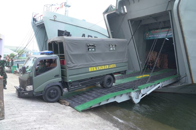 Hari Keenam Pascagempa, TNI Kerahkan 5.254 Personel dan Salurkan 293 Ton Bantuan untuk NTT