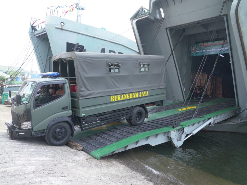 Hari Keenam Pascagempa, TNI Kerahkan 5.254 Personel dan Salurkan 293 Ton Bantuan untuk NTT
