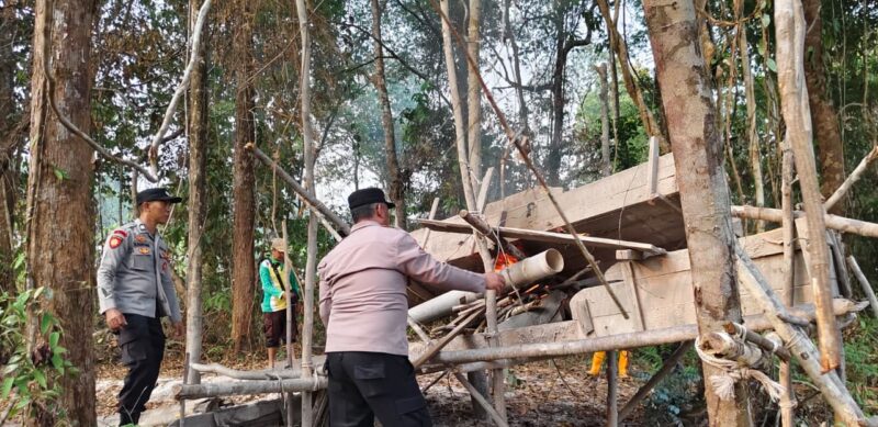 Cegah PETI Kembali Marak di Desa Ingko’ Tambe, Polsek Putussibau Selatan Musnahkan Sarana Tambang Ilegal di Sungai Taman Tapah – Detiktoday.com
