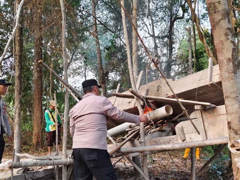 Cegah PETI Kembali Marak di Desa Ingko’ Tambe, Polsek Putussibau Selatan Musnahkan Sarana Tambang Ilegal di Sungai Taman Tapah – Detiktoday.com