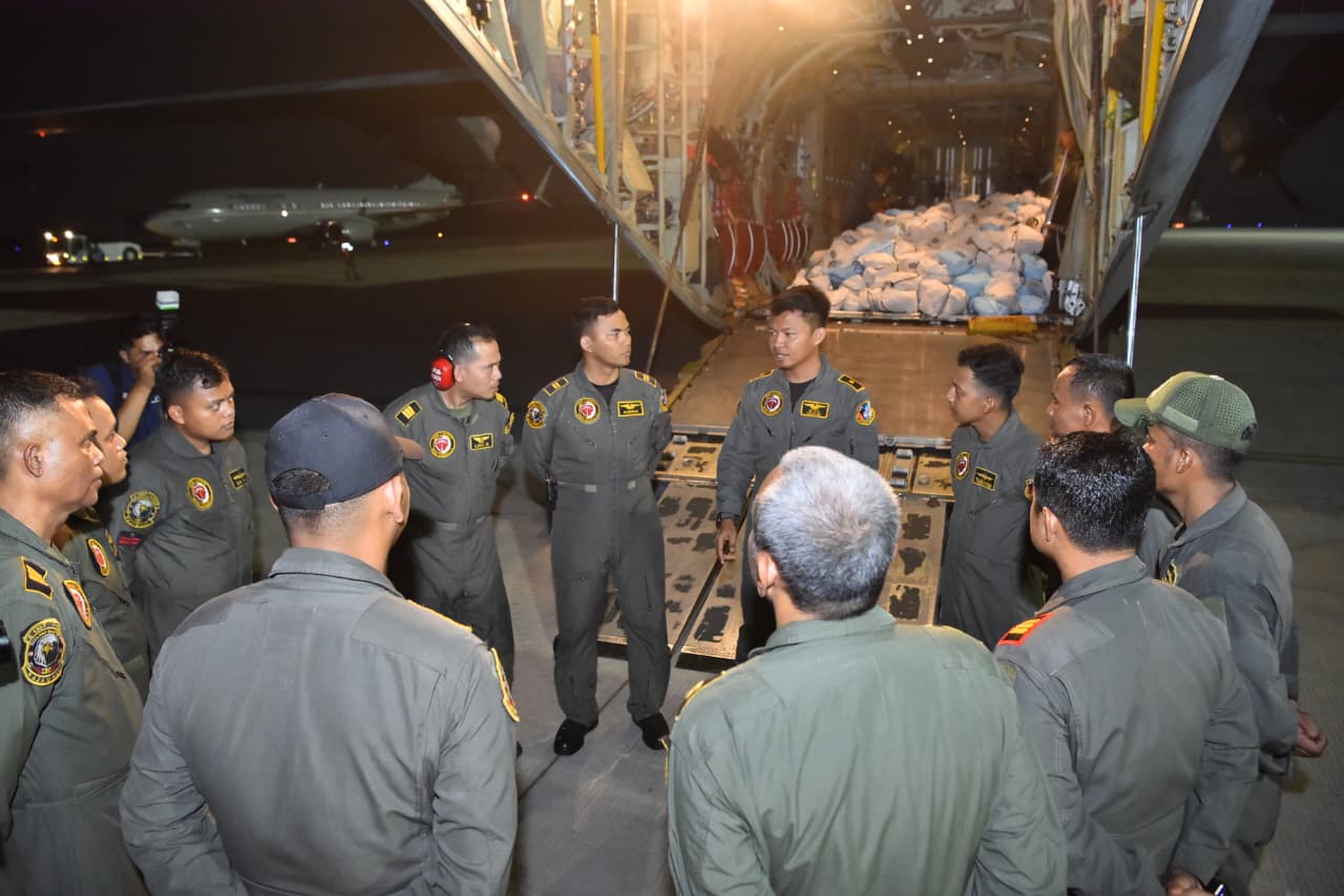 Hari Kesepuluh Penanganan Gempa NTT, TNI Salurkan 825,585 Ton Bantuan