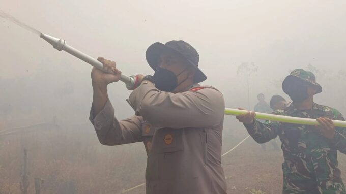 Terkepung Asap! Dandim dan Kapolres Kapuas Hulu Berjibaku Digaris Api Demi Selamatkan Nanga Awin – Detiktoday.com