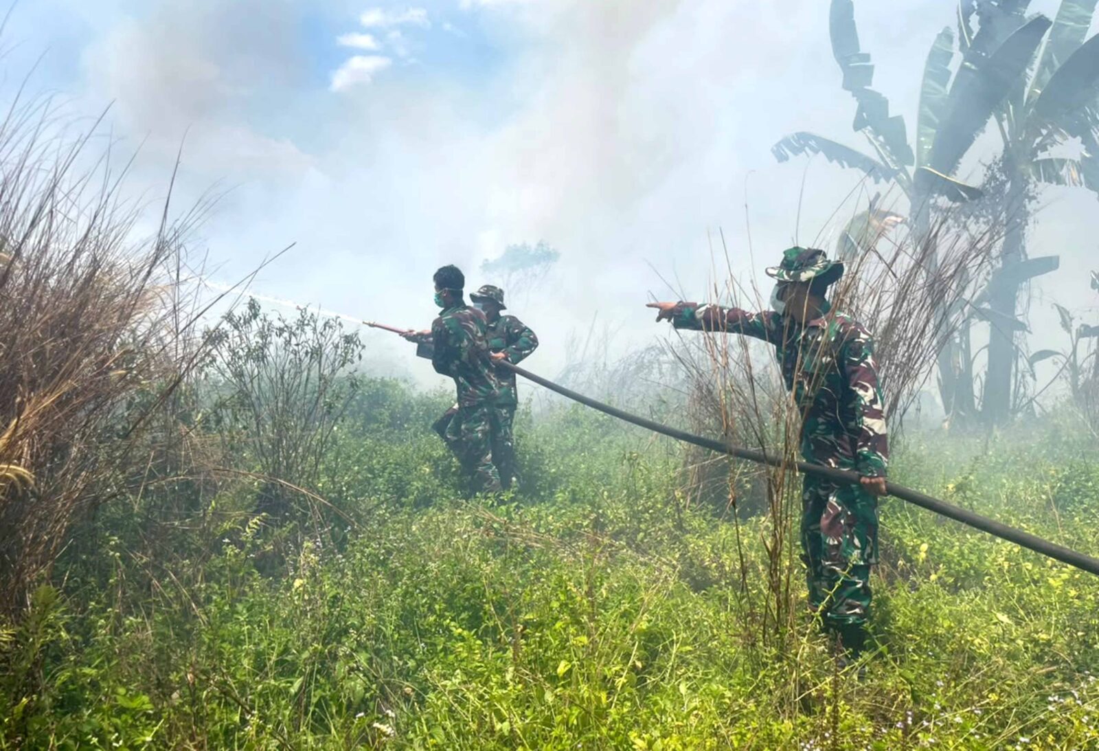 Cegah Kebakaran Meluas, Tanpa Kenal Lelah Satgas Karhutla Lanud Sjamsudin Noor Pantang Menyerah Kendalikan dan Sekat Titik Api