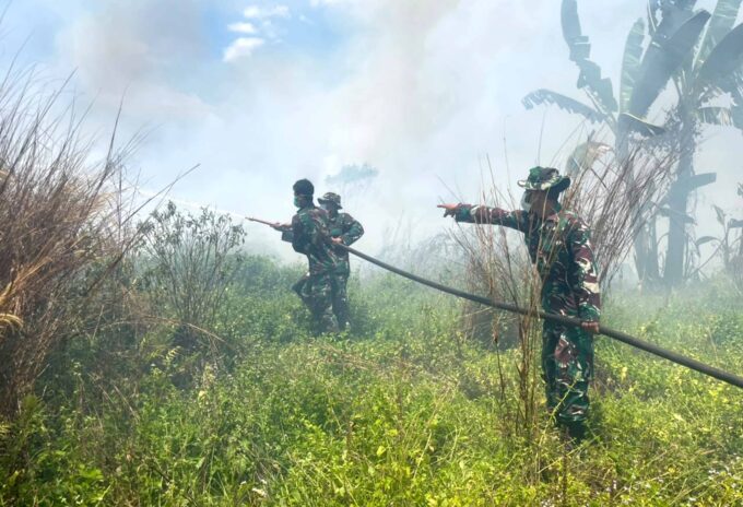 Cegah Kebakaran Meluas, Tanpa Kenal Lelah Satgas Karhutla Lanud Sjamsudin Noor Pantang Menyerah Kendalikan dan Sekat Titik Api