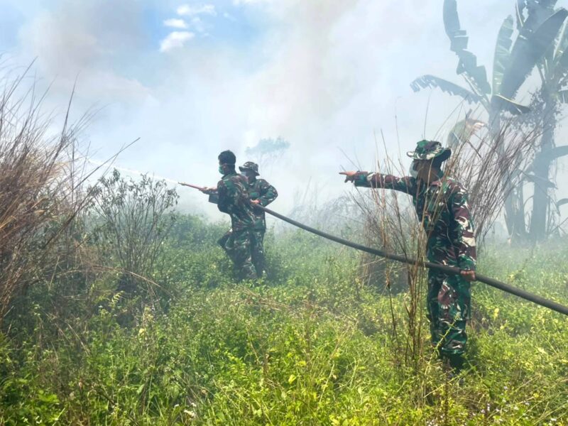 Cegah Kebakaran Meluas, Tanpa Kenal Lelah Satgas Karhutla Lanud Sjamsudin Noor Pantang Menyerah Kendalikan dan Sekat Titik Api