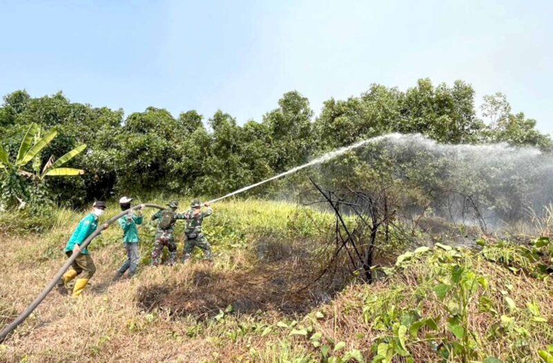 Padamkan Bara di Balik Gambut, Satgas Darat Lanud Sjamsudin Noor Jaga Permukiman Dari Ancaman Karhutla