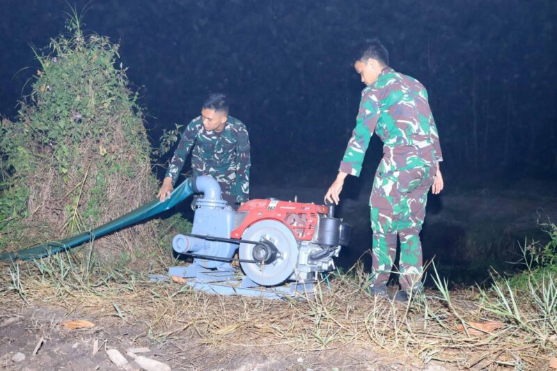 Tak Kenal Lelah dan Waktu, Satgas Irigasi Lanud Sjamsudin Noor Perkuat Penanganan Karhutla Hingga Dini Hari