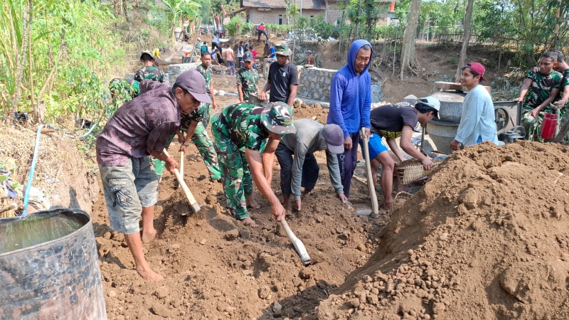 KAMITUWO BIBIS PIMPIN LANGSUNG GOTONG-ROYONG MASYARAKAT BANTU SATGAS TMMD