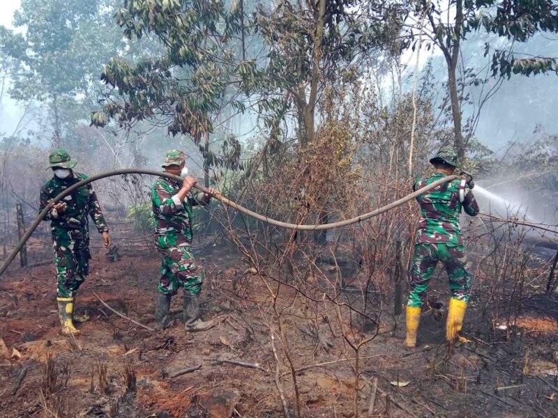 Gambut Jadi Medan Tempur, Satgas Darat Lanud Sjamsudin Noor Pantang Pulang Sebelum Bara Terkendali