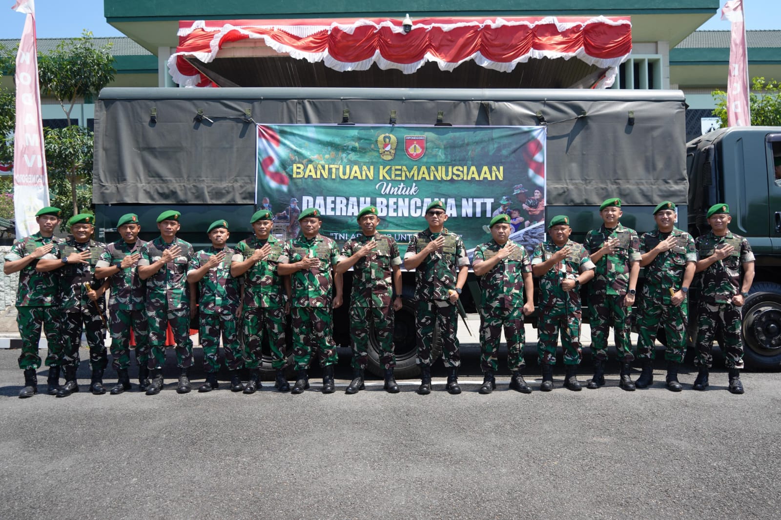 Pangdam IV/Diponegoro Pimpin Pemberangkatan Bantuan Kemanusiaan untuk Korban Gempa NTT