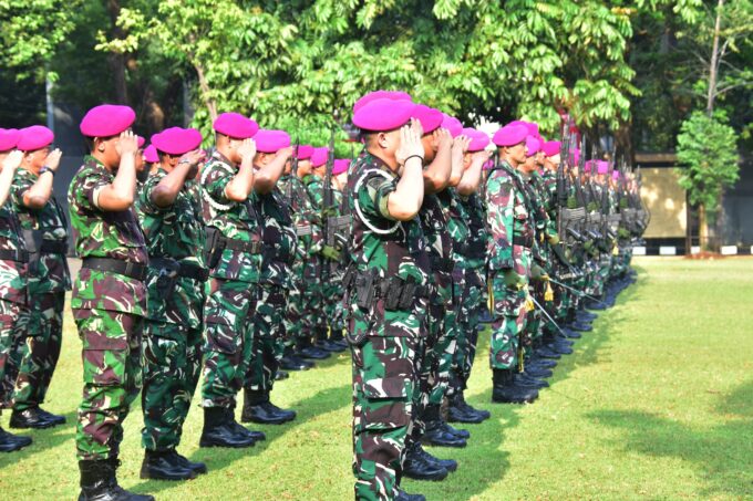 KADISINFOLAHTA KORPS MARINIR PIMPIN UPACARA PENAIKAN BENDERA, KOKOHKAN DISIPLIN DAN JIWA PATRIOTISME PRAJURIT