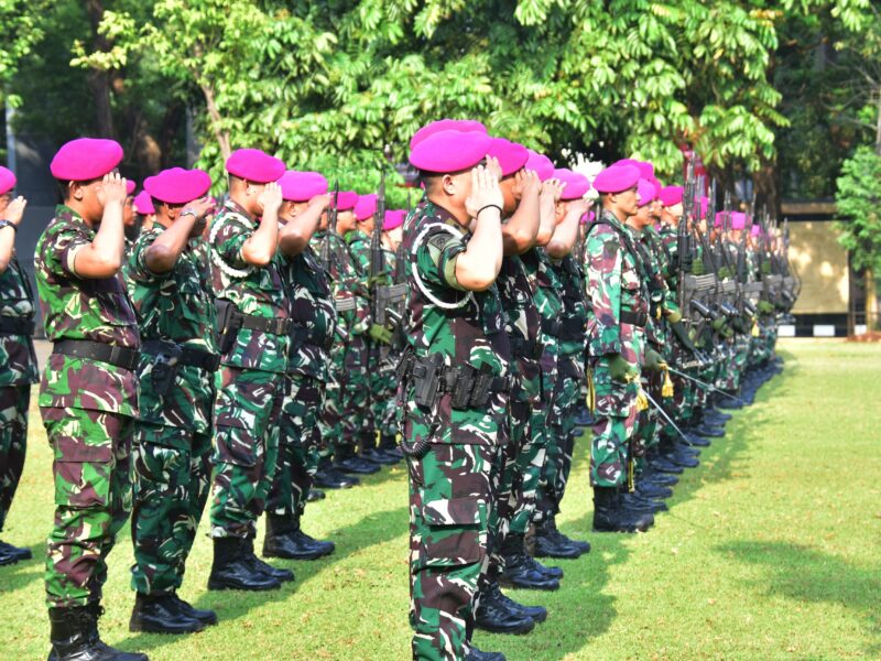 KADISINFOLAHTA KORPS MARINIR PIMPIN UPACARA PENAIKAN BENDERA, KOKOHKAN DISIPLIN DAN JIWA PATRIOTISME PRAJURIT