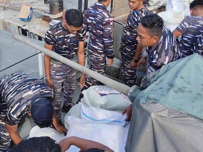 TNI AL TERUS DUKUNG DISTRIBUSI BANTUAN KEMANUSIAAN UNTUK KORBAN GEMPA NTT