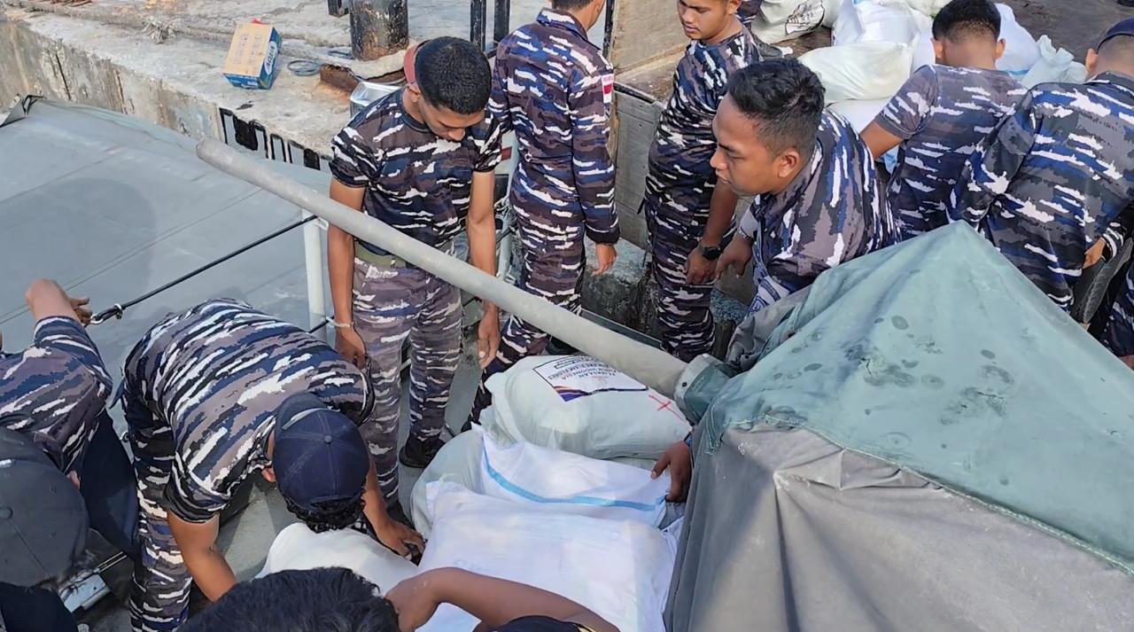 TNI AL TERUS DUKUNG DISTRIBUSI BANTUAN KEMANUSIAAN UNTUK KORBAN GEMPA NTT