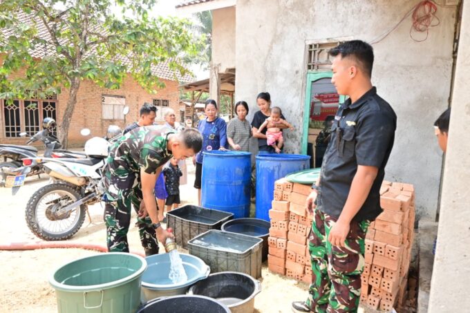 TNI AU Salurkan Bantuan Air Bersih untuk Masyarakat Terdampak Kekeringan