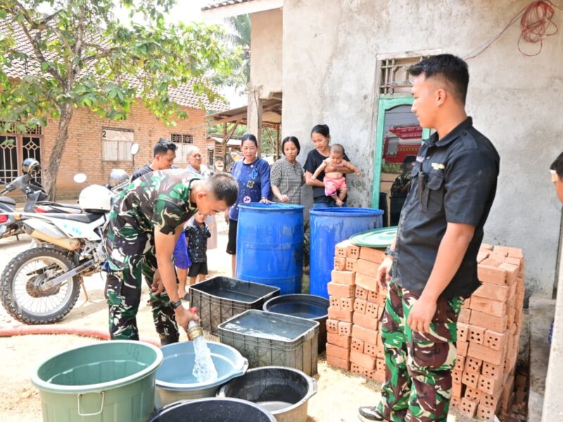 TNI AU Salurkan Bantuan Air Bersih untuk Masyarakat Terdampak Kekeringan