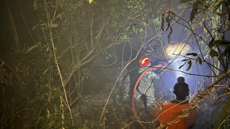 Api Mengganas, Personel Lanud H.AS Hanandjoeddin Jajaran Kodau I, Padamkan Karhutla hingga Dini Hari