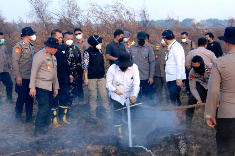 Pantau Langsung Perkembangan Karhutla, Komandan Lanud Sjamsudin Noor Bersama Forkopimda Kalsel Turun ke Lapangan Uji Fungsi Inovasi Injeksi Air