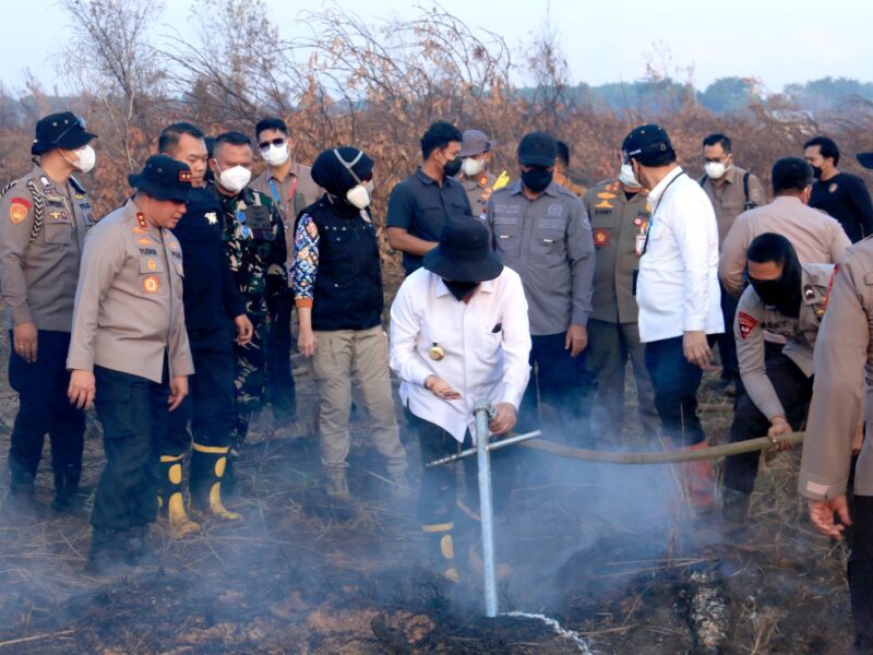 Pantau Langsung Perkembangan Karhutla, Komandan Lanud Sjamsudin Noor Bersama Forkopimda Kalsel Turun ke Lapangan Uji Fungsi Inovasi Injeksi Air