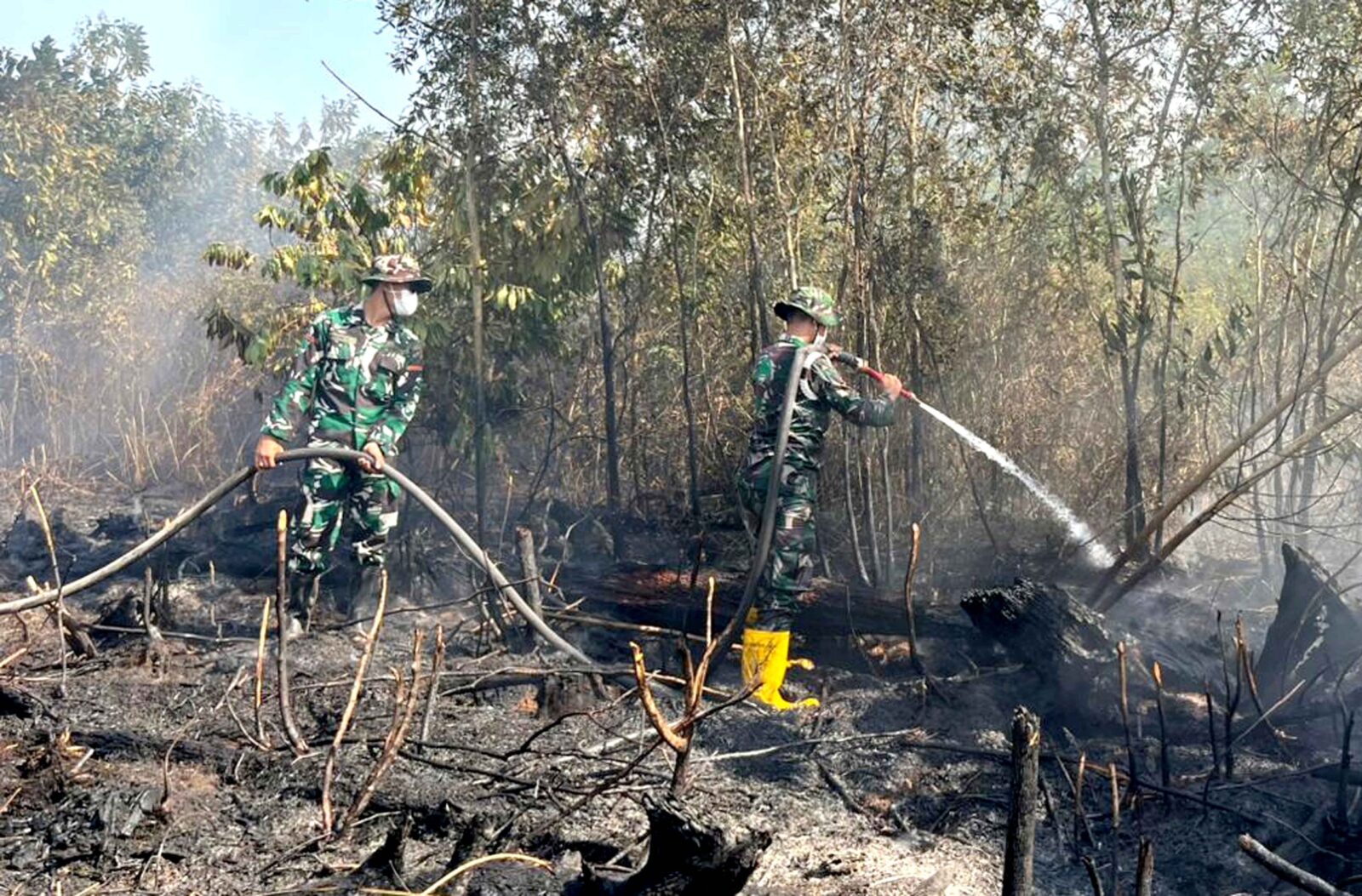 Dikepung Asap dan Bara, Satgas Darat Lanud Sjamsudin Noor Tak Beri Celah Karhutla Meluas Dekati Permukiman Warga