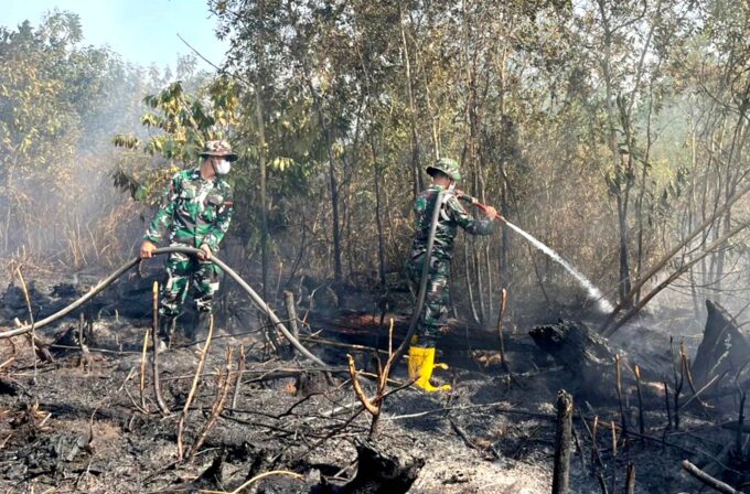 Dikepung Asap dan Bara, Satgas Darat Lanud Sjamsudin Noor Tak Beri Celah Karhutla Meluas Dekati Permukiman Warga