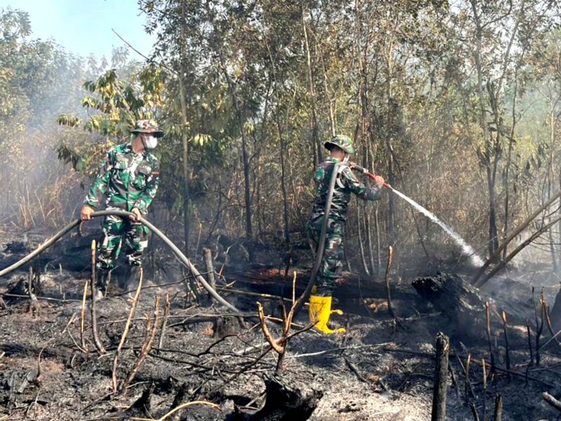 Dikepung Asap dan Bara, Satgas Darat Lanud Sjamsudin Noor Tak Beri Celah Karhutla Meluas Dekati Permukiman Warga