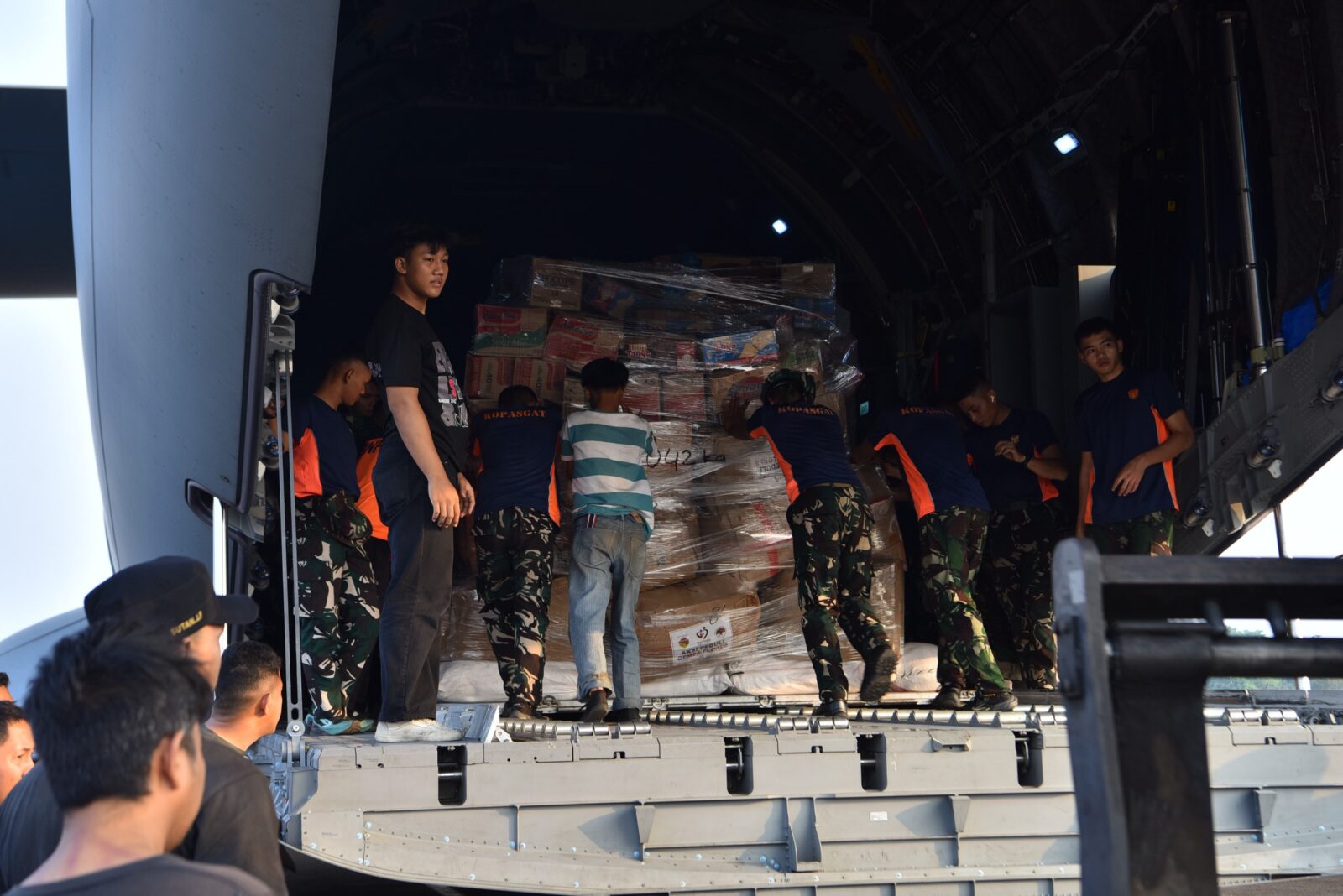 Hari Kedua Puluh Penanganan Gempa NTT, TNI Kirim 1.080,013 Ton Bantuan