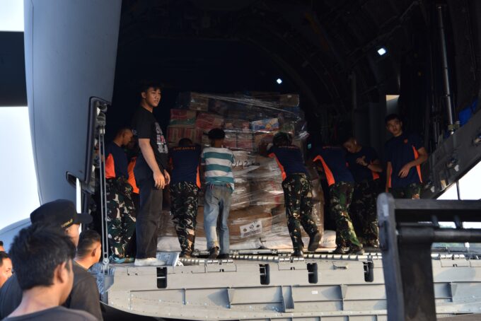 Hari Kedua Puluh Penanganan Gempa NTT, TNI Kirim 1.080,013 Ton Bantuan