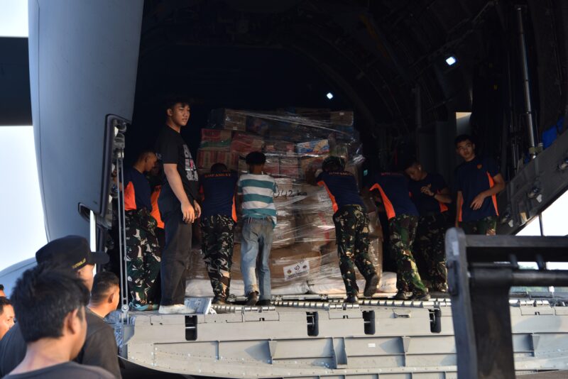 Hari Kedua Puluh Penanganan Gempa NTT, TNI Kirim 1.080,013 Ton Bantuan