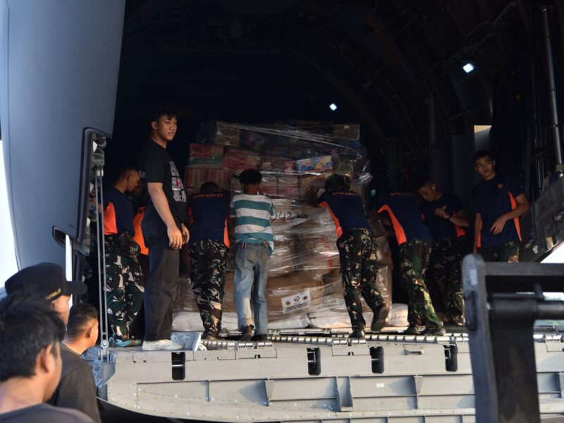 Hari Kedua Puluh Penanganan Gempa NTT, TNI Kirim 1.080,013 Ton Bantuan