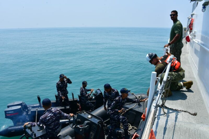 Latihan Pengenalan Alat Penyelamatan Kapal Perkuat Kemampuan TNI dan Unsur Maritim AS